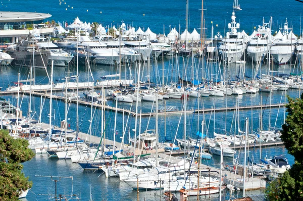 Beautiful yachts on a sparkling blue sea in Cannes, France — Stock Photo, Image