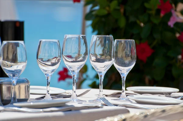 Beautiful table setting in a beach restaurant — Stock Photo, Image