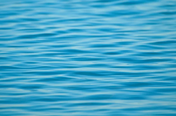 musujące niebieski ocean powierzchni