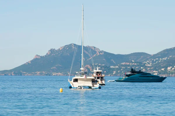 Beaux yachts sur une mer bleue étincelante à Cannes, France — Photo