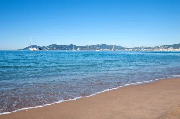 明るい日当たりの良い夏の日の美しい青い海 — ストック写真
