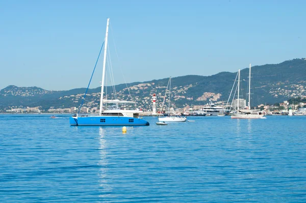 Cannes, Fransa bir parlak mavi deniz üzerinde güzel yatlar — Stok fotoğraf