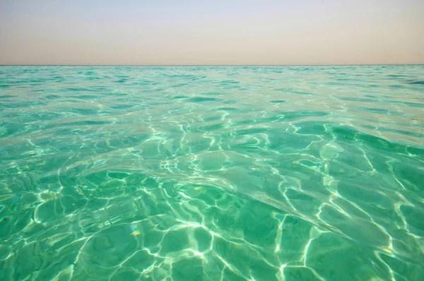 Superfície do oceano cintilante em um dia ensolarado — Fotografia de Stock
