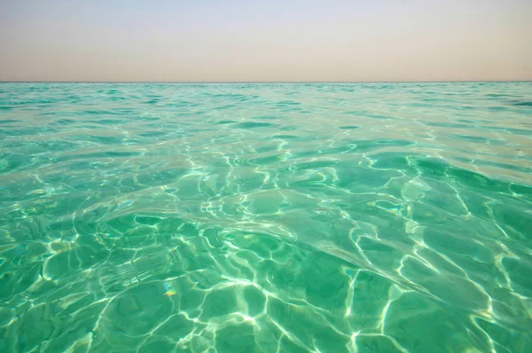 Sprankelende oceaanoppervlak op een zonnige dag — Stockfoto