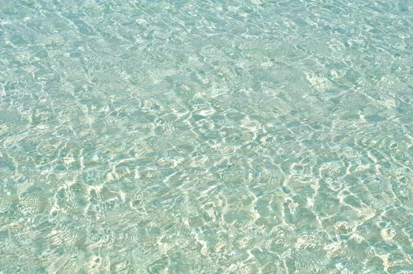 Sprankelende oceaanoppervlak op een zonnige dag — Stockfoto