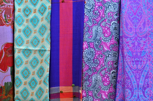 Stapel van traditionele kleurrijke Arabische sjaals — Stockfoto