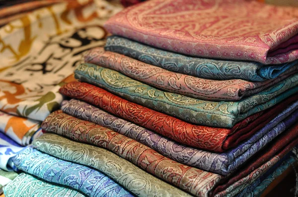 Kupie tradycyjne kolorowe chusty arabski — Zdjęcie stockowe