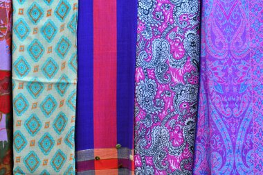 geleneksel renkli Arapça eşarp yığını