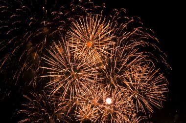 Gece gökyüzünde havai fişekler