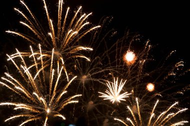 Gece gökyüzünde havai fişekler