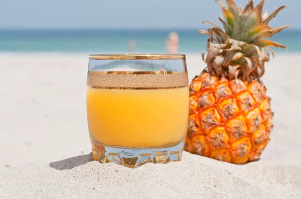 Glass 菠萝在海滩上 — 图库照片