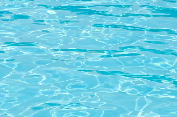 Сияющая голубая поверхность бассейна — стоковое фото