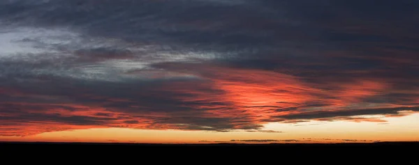 Düstere Abendsonne Mit Leuchtend Roten Wolken Gemischt Mit Düsterem Schwarz — Stockfoto