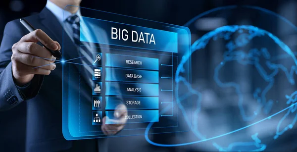Análisis de Big Data Concepto de tecnología de Internet. Empresario pulsando botón en la pantalla —  Fotos de Stock