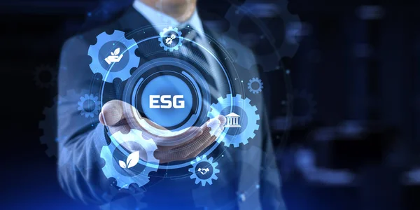 ESG Екологічне соціальне управління бізнес-стратегією інвестування концепції. Бізнесмен натискає кнопку на екрані — стокове фото