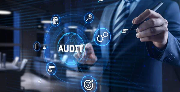 Audit Auditor Compliance-Konzept für Finanzdienstleistungen auf dem Bildschirm — Stockfoto