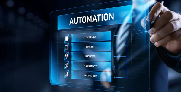 Koncepcja technologii Automation Innovation. Biznesmen naciśnięcie przycisku na ekranie — Zdjęcie stockowe