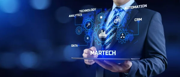虚拟屏幕接口上的Martech营销技术概念 — 图库照片