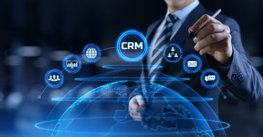 CRM Müşteri İlişkileri Yönetimi konsepti. İş adamı ekrandaki düğmeye basıyor