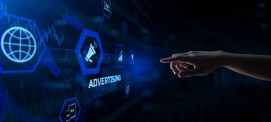 Reklamcılık online pazarlama stratejisi. Ekrandaki el düğmesine bas