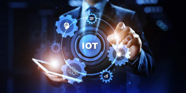 IOT internet de las cosas concepto de tecnología de innovación. Empresario pulsando botón en la pantalla —  Fotos de Stock