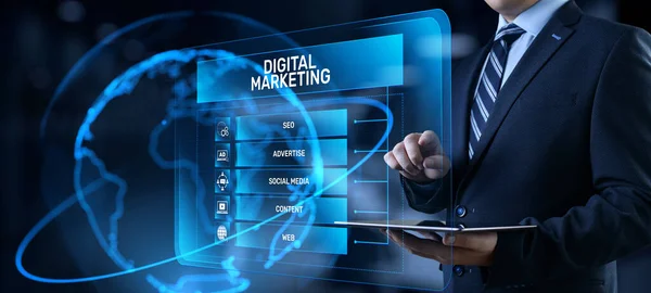 DIgital marketing en ligne internet SEO SEM SMM. Homme d'affaires appuyant sur le bouton à l'écran — Photo