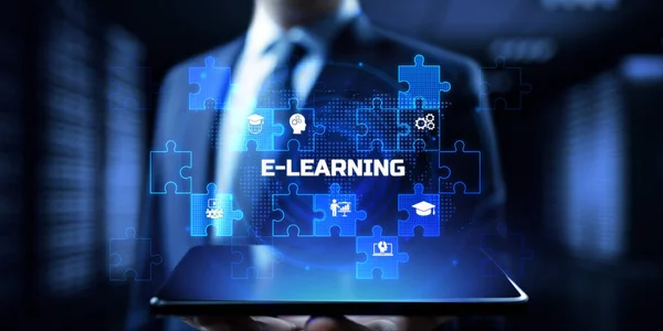 E-learning Conceptul de învățământ la distanță online. Omul de afaceri apăsând butonul de pe ecran — Fotografie, imagine de stoc