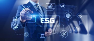 ESG çevresel sosyal yönetim iş stratejisi yatırım kavramı. İş adamı ekrandaki düğmeye basıyor