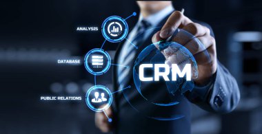 CRM Müşteri İlişkileri Yönetimi konsepti. İş adamı ekrandaki düğmeye basıyor.