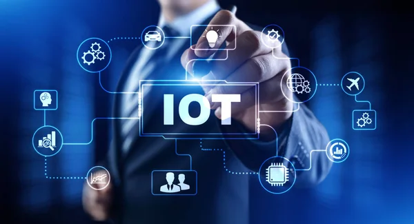 IOT internet de las cosas concepto de tecnología de innovación. Empresario pulsando botón en la pantalla. —  Fotos de Stock