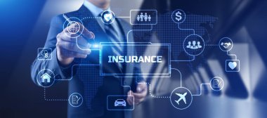 Sigorta teknisyeni. İş adamı ekrandaki düğmeye basıyor.