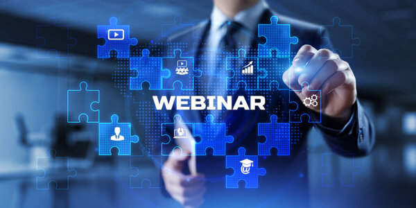 Вебинар онлайн обучения концепция образования. Бизнесмен нажимает кнопку на экране.