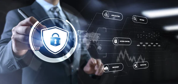 A kiberbiztonsági hozzáférés szabályozza a személyes adatok védelmének fogalmát. Üzletember nyomja meg a gombot a képernyőn. — Stock Fotó