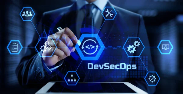 DevSecOps Software-Entwicklungszyklus Programmierkonzept. Geschäftsmann drückt auf Knopf. lizenzfreie Stockfotos