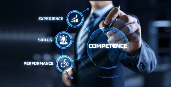 Competenze business competenze e concetto di sviluppo personale. Uomo d'affari premendo il pulsante sullo schermo. — Foto Stock