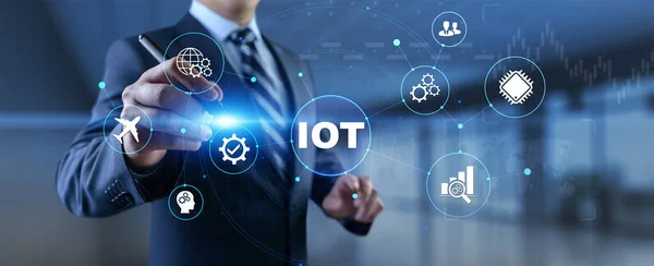 IOT internet de las cosas concepto de tecnología de innovación. Empresario pulsando botón en la pantalla. —  Fotos de Stock