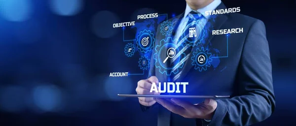 Audit Auditor Koncepce souladu finančních služeb na obrazovce. — Stock fotografie