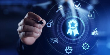 VR ekranında kalite güvencesi sertifika standart kavramı.