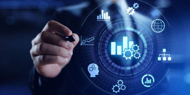 İş analizi VR ekranında büyük veri analiz teknolojisi kavramını inceliyor.