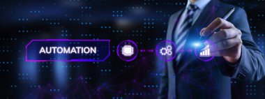 Otomasyon teknolojisi konsepti. İş adamı ekrandaki düğmeye basıyor.