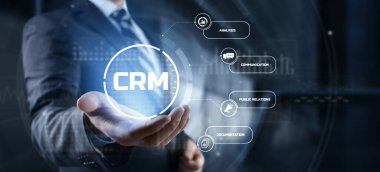 CRM Müşteri İlişkileri Yönetimi konsepti. İş adamı ekrandaki düğmeye basıyor.