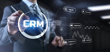 CRM Müşteri İlişkileri Yönetimi konsepti. İş adamı ekrandaki düğmeye basıyor.