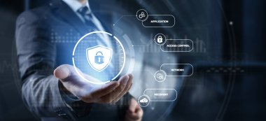 Siber güvenlik erişim kontrol veri koruma kişisel bilgi gizlilik kavramı. İş adamı ekrandaki düğmeye basıyor.