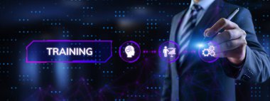 Eğitim eğitimi kişisel gelişim konsepti. İş adamı ekrandaki düğmeye basıyor.