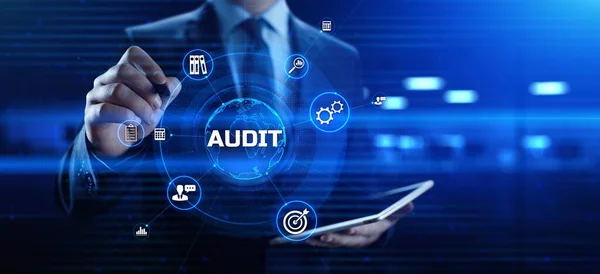 Audit Auditor Koncepce souladu finančních služeb na obrazovce. — Stock fotografie