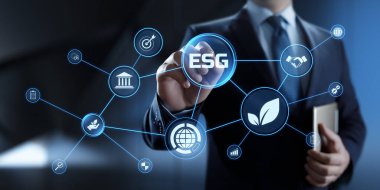 ESG çevresel sosyal yönetim iş stratejisi yatırım kavramı. İş adamı ekrandaki düğmeye basıyor.