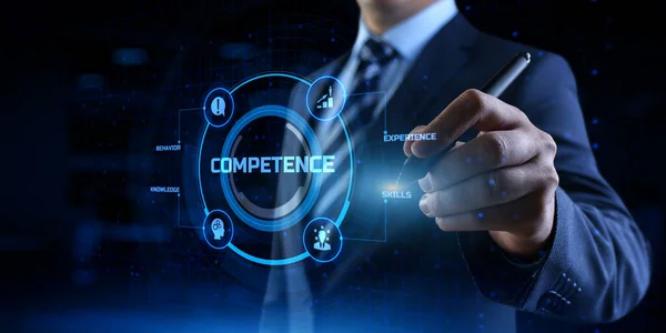 Competenze business competenze e concetto di sviluppo personale. Uomo d'affari premendo il pulsante sullo schermo. — Foto Stock