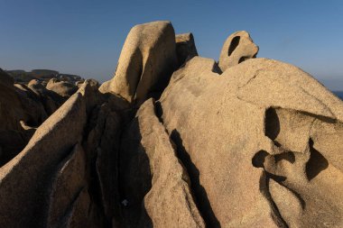 Gün batımında Gaiicia 'nın Ras Altas bölgesinde kayalık kayalıklarda, Acantilados de papel..