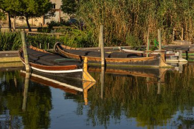 Catarroja geleneksel tekne limanı, iskele, Valencia Albufera gün batımında