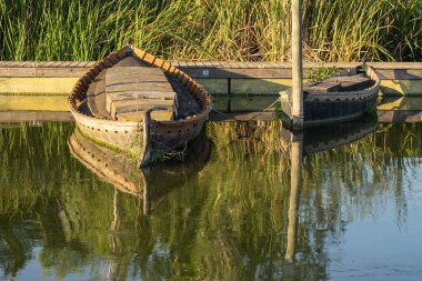 Catarroja geleneksel tekne limanı, iskele, Valencia Albufera gün batımında